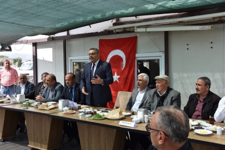 Başkan Sadıkoğlu’na Oto Galericilerinden Teşekkür Plaketi