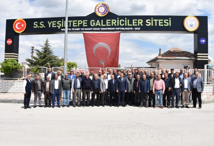 Başkan Sadıkoğlu’na Oto Galericilerinden Teşekkür Plaketi