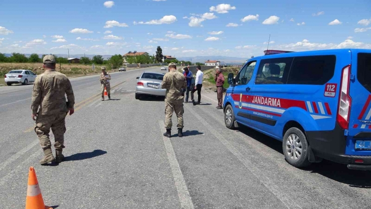 Kafa Kafaya Çarpışan Araçlar Hurdaya Döndü: 1’i Ağır 2 Yaralı