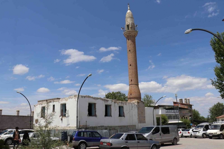 Yıkımı Durdurulan Caminin Akıbeti Merak Konusu Oldu