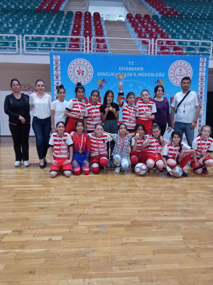 Bağlar’ın Kızları Futbolda Şampiyon