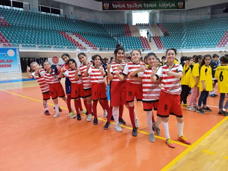 Bağlar’ın Kızları Futbolda Şampiyon