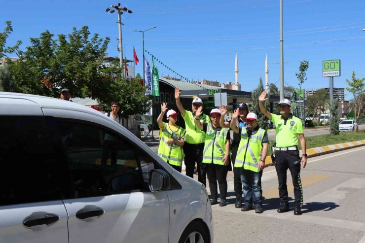 Şanlıurfa’da Özel Çocuklar Trafik Polisi Oldu