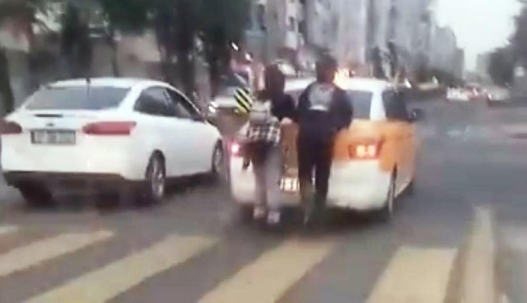 Patenli Gençler Yoğun Trafikte Tehlikeye Davetiye Çıkardı