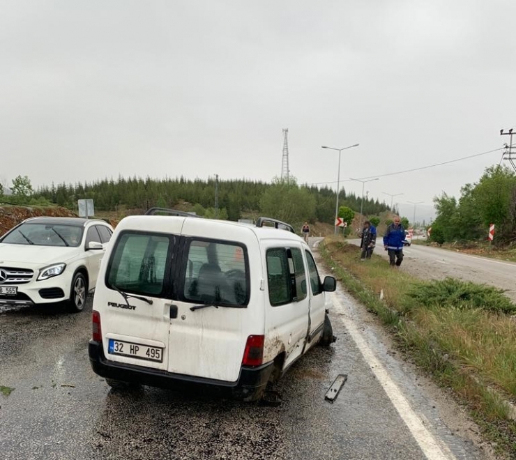 Hafif Ticari Araç Aydınlatma Direğine Çarptı: 2 Yaralı