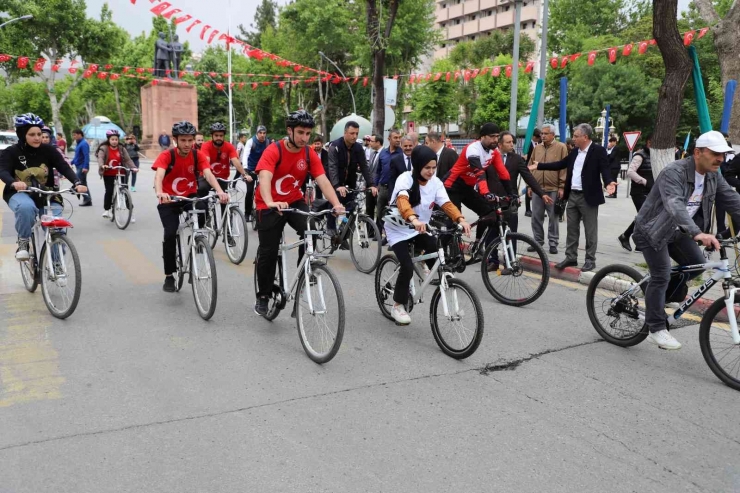 Pedallar Gençlik Haftası İçin Çevrildi