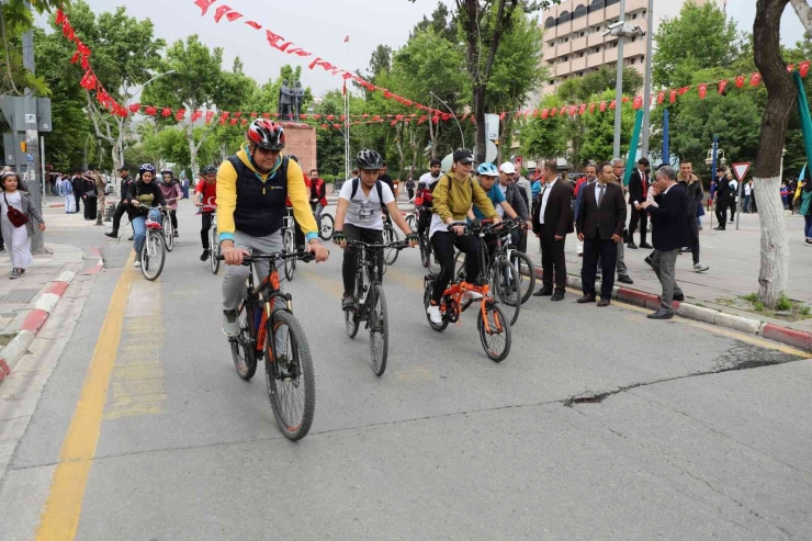 Pedallar Gençlik Haftası İçin Çevrildi