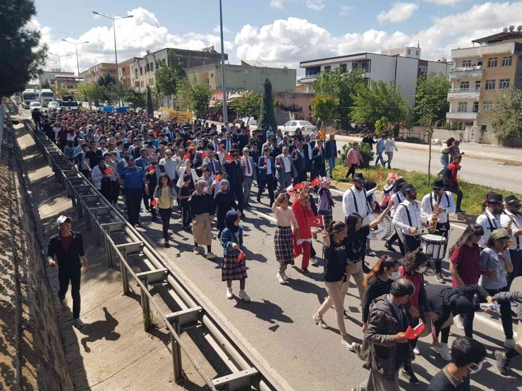 Çınar’da Görkemli Gençlik Yürüyüşü