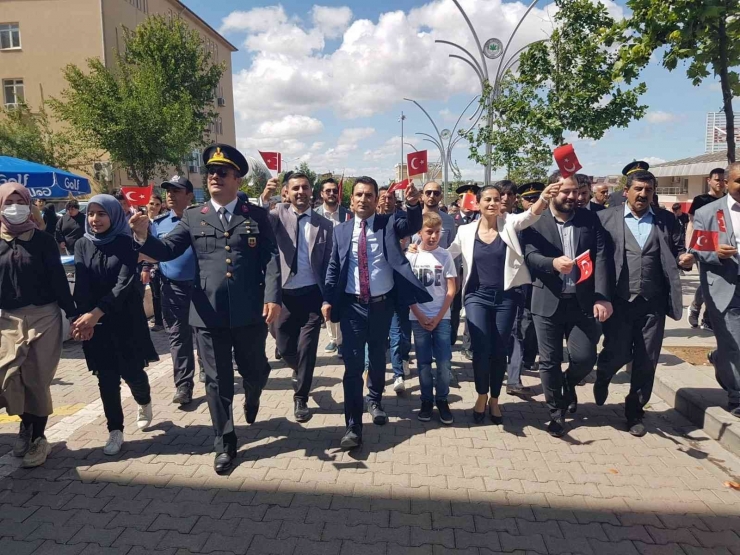 Çınar’da Görkemli Gençlik Yürüyüşü