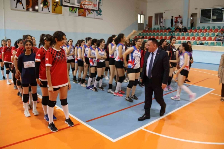 Başkan Beyoğlu Liselilerin Voleybol Maçı Heyecanına Ortak Oldu