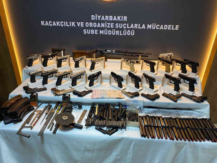 Diyarbakır’da Yasa Dışı Silah Ticareti Operasyonunda Ele Geçirilenler Sergilendi