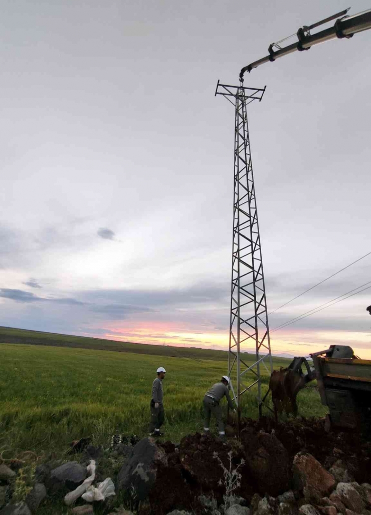 Şanlıurfa’da Fırtınanın Yıktığı 144 Elektrik Direği Yenilendi