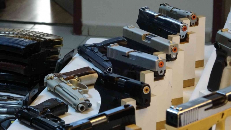 Diyarbakır’da Yasa Dışı Silah Ticareti Operasyonunda Ele Geçirilenler Sergilendi
