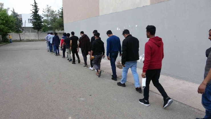 Adıyaman’da 76 Kaçak Göçmen Gözaltına Alındı