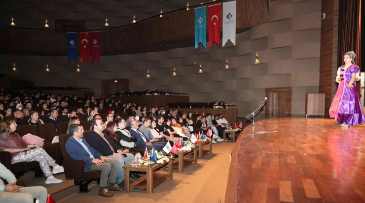 Moliere’in ‘cimri’si Hasan Kalyoncu Üniversitesi’nde Sahnelendi