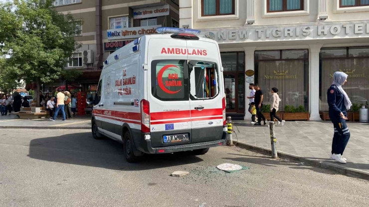 Akli Dengesi Yerinde Olmayan Şahıs Park Halindeki Ambulansın Camını Kırdı