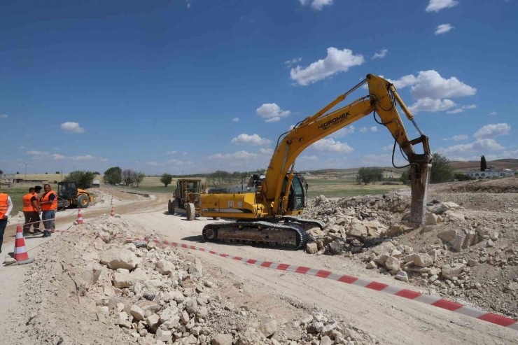 Başkan Beyazgül Çatak’taki Yol Genişletme Çalışmalarını İnceledi