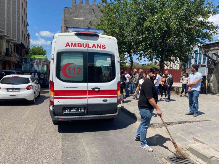 Otobüsü Sıkıştırdı, Patlayan Camlarla İki Yolcu Yaralandı