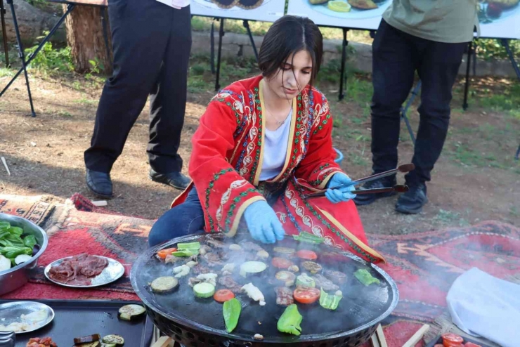 Şanlıurfa’nın Yöresel Lezzetleri Davul Zurna Eşliğinde Tanıtıldı