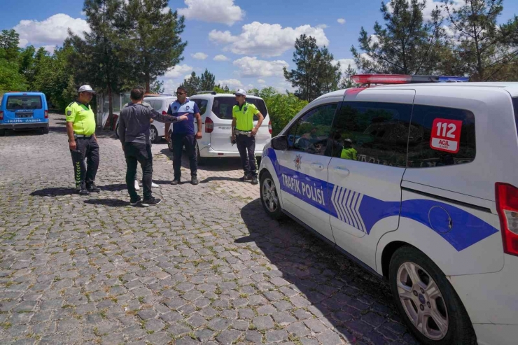 Tarihi Ve Turistik Mekanlarda “değnekçi” Denetimi