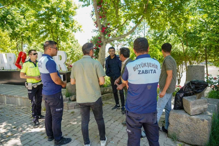 Tarihi Ve Turistik Mekanlarda “değnekçi” Denetimi