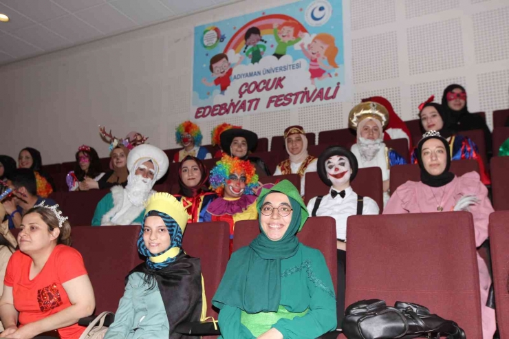 Üniversitede Çocuk Edebiyatı Festivali Düzenlendi
