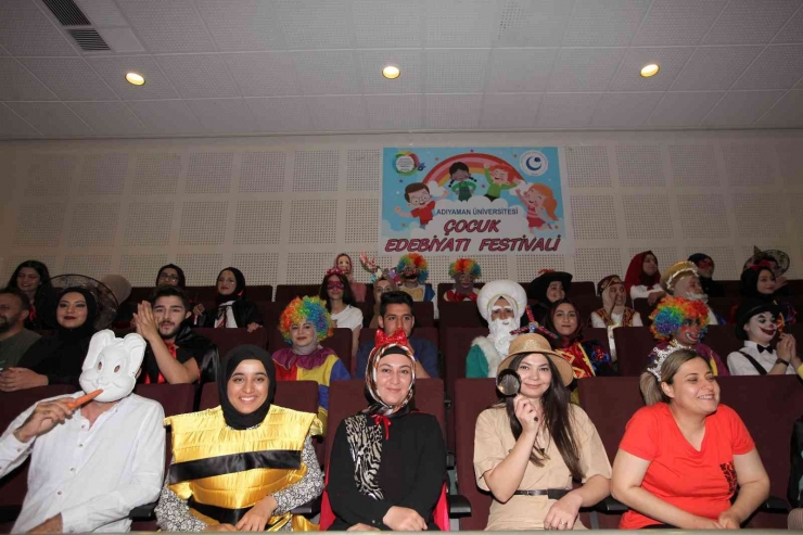 Üniversitede Çocuk Edebiyatı Festivali Düzenlendi