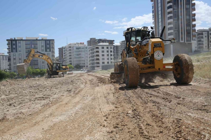 Karaköprü’de Üstyapı Ve Yol Çalışmaları Sürüyor