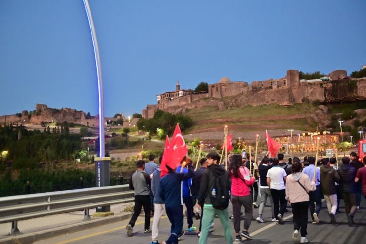 Diyarbakır’da “fetih Yürüyüşü”