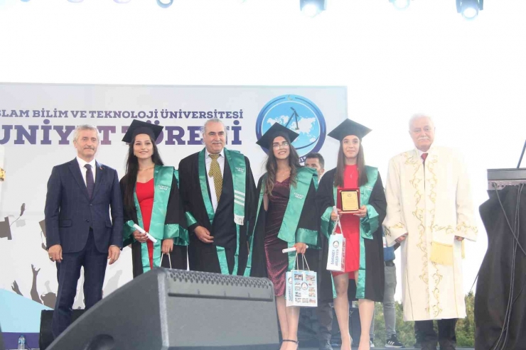 İslam Bilim Ve Teknoloji Üniversitesi İlk Mezunlarını Verdi