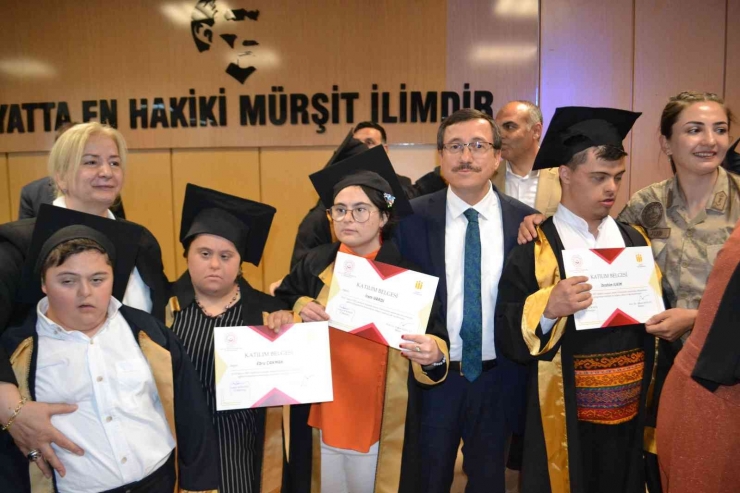 Down Sendromlu Bireylerin Diploma Heyecanı