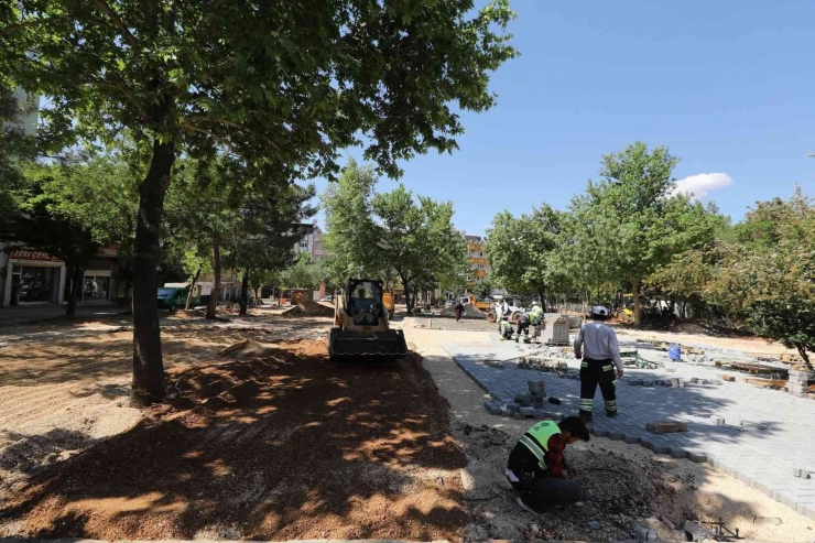 Şehitkamil’de Parklara Yaz Bakımı