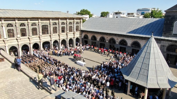 Şehit Uzman Çavuş Serttaş Diyarbakır’da Gözyaşları Arasında Son Yolculuğuna Uğurlandı