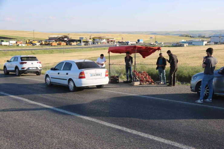 Market Çalışanı Ücreti Yetersiz Bulunca Çilek İşine Girdi: Yıllık Kazancı 800 Bin Tl