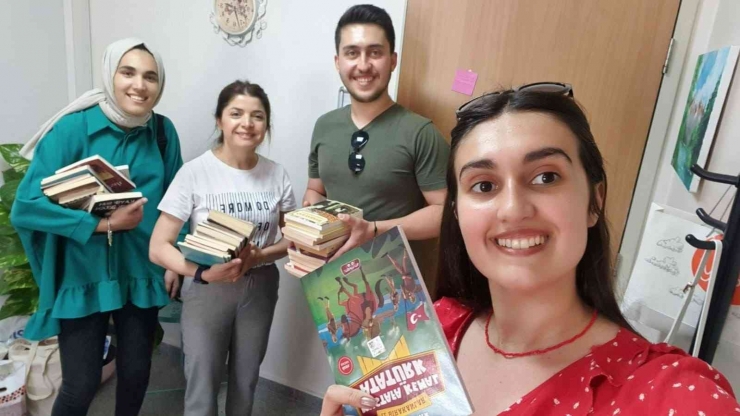 Üniversite Öğrencileri, Köy Okulu İçin Kitap Bağışında Bulundu