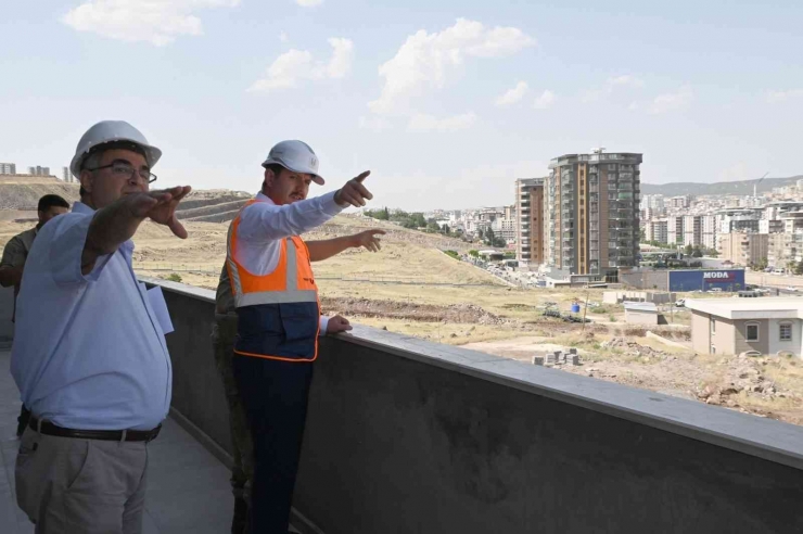 Vali Ayhan Mehmetçik İle Birlikte Ağaç Dikti