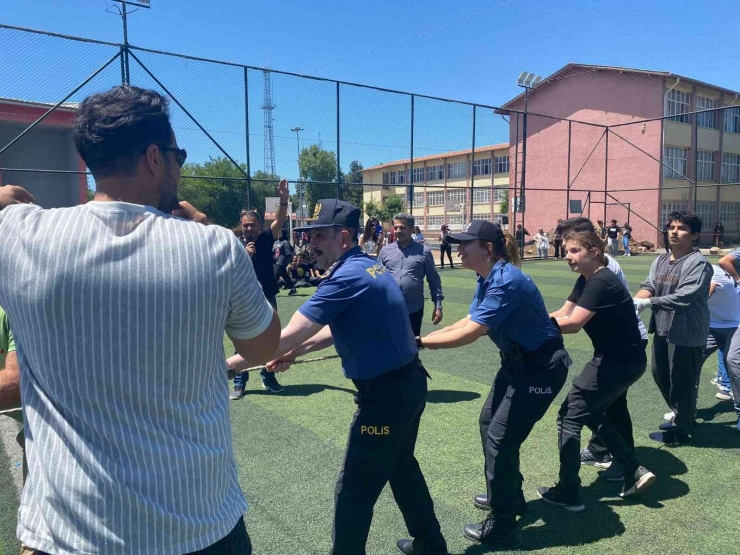 Diyarbakır’da Kadın Polislerden Minik Öğrencilere Destek