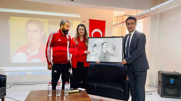 Dünya Kadınlar Boks Şampiyonu Hatice Akbaş’ın Dua Vurgusu