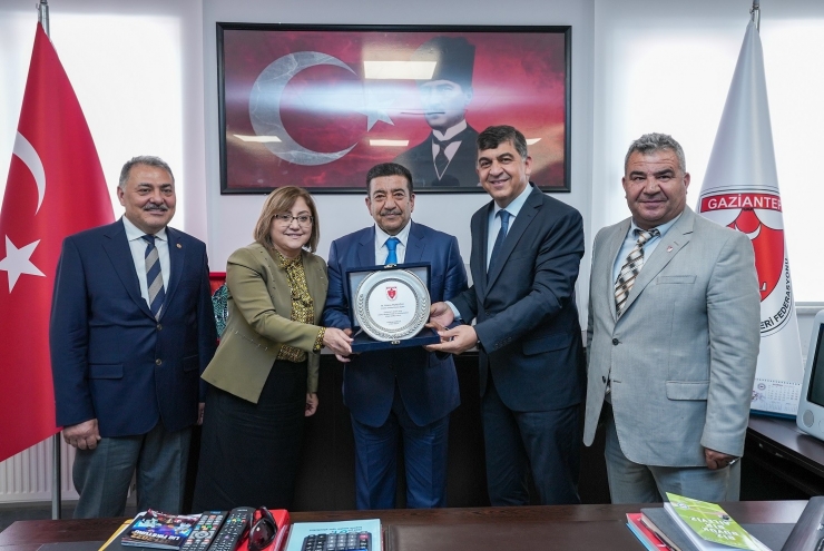 Başkan Şahin M. Hayri Özkeçeci Spor Kompleksini Gezdi