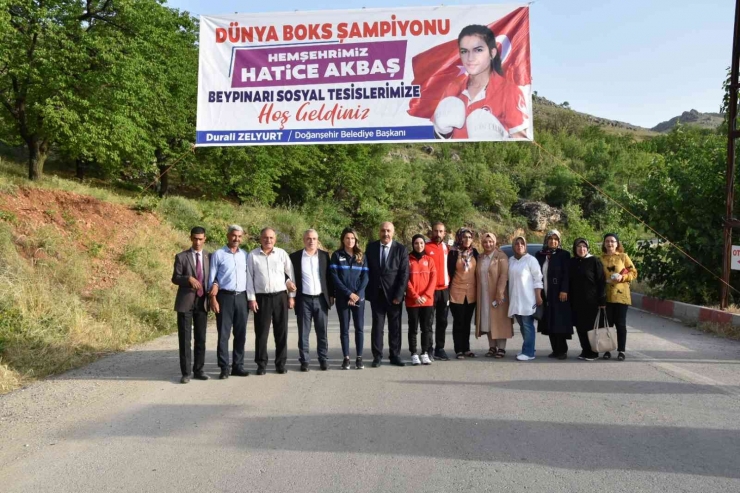 Dünya Boks Şampiyonu Akbaş, Doğanşehir’de Coşku İle Karşılandı