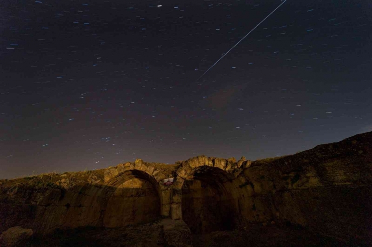 Zerzevan Kalesi Yıldızlar Altında Fotoğraflandı