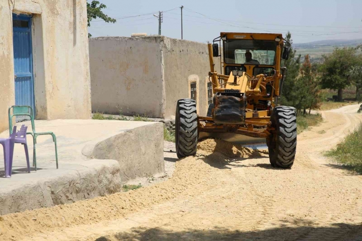 Karaköprü Kırsalında Yol Hizmeti Sürüyor