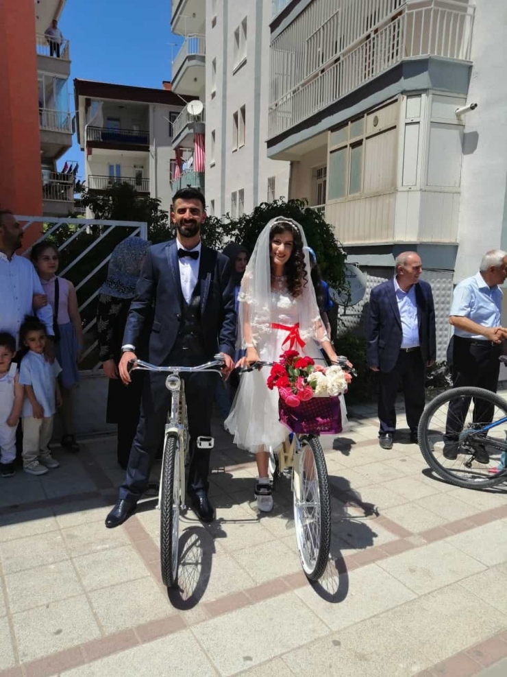 Gelinle Damat Nikaha Bisikletle Gitti