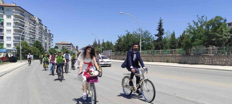 Gelinle Damat Nikaha Bisikletle Gitti