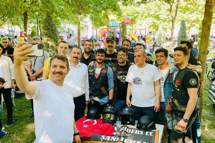 Vali Ayhan, Çevre Haftası Etkinliğinde Yürüyüş Yaptı