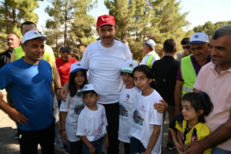 Vali Ayhan, Çevre Haftası Etkinliğinde Yürüyüş Yaptı