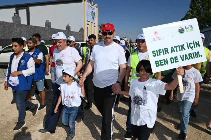 Vali Ayhan, Çevre Haftası Etkinliğinde Yürüyüş Yaptı