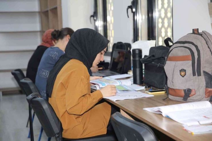 Şanlıurfa’da Öğrenciler Okuma Evlerinde Ders Çalışıyor