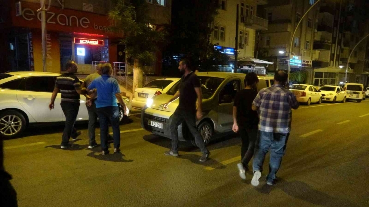 Polis Merkezi Önünde Silahlı Saldırı: 2 Yaralı