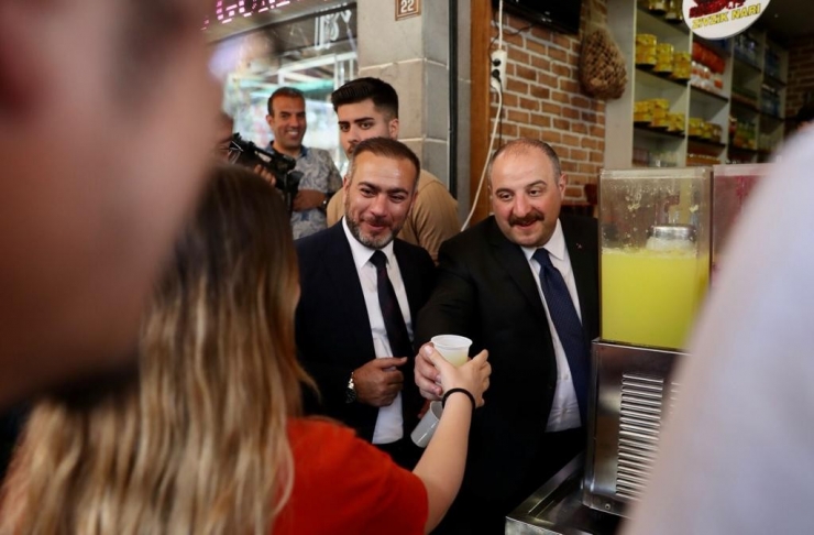 Bakan Varank Diyarbakırlılara Meyan Şerbeti Ve Limonata Ismarladı